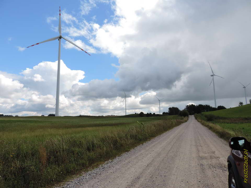 Elektrownie wiatrowe pod Gołdapią, droga do wsi Suczki