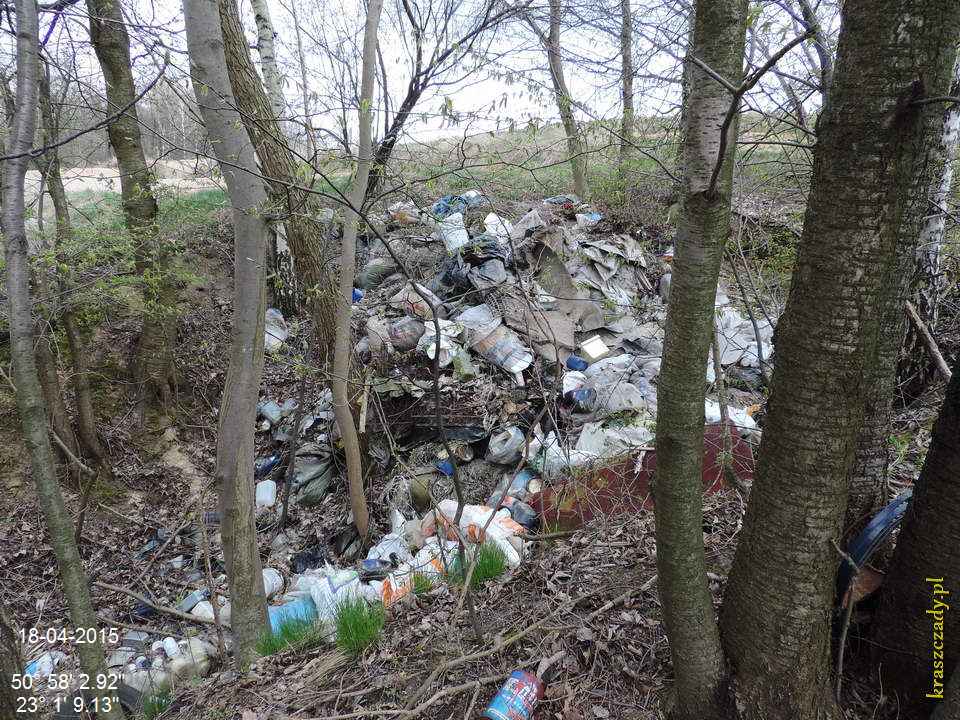 Dzikie wysypisko śmieci w gminie Gorzków