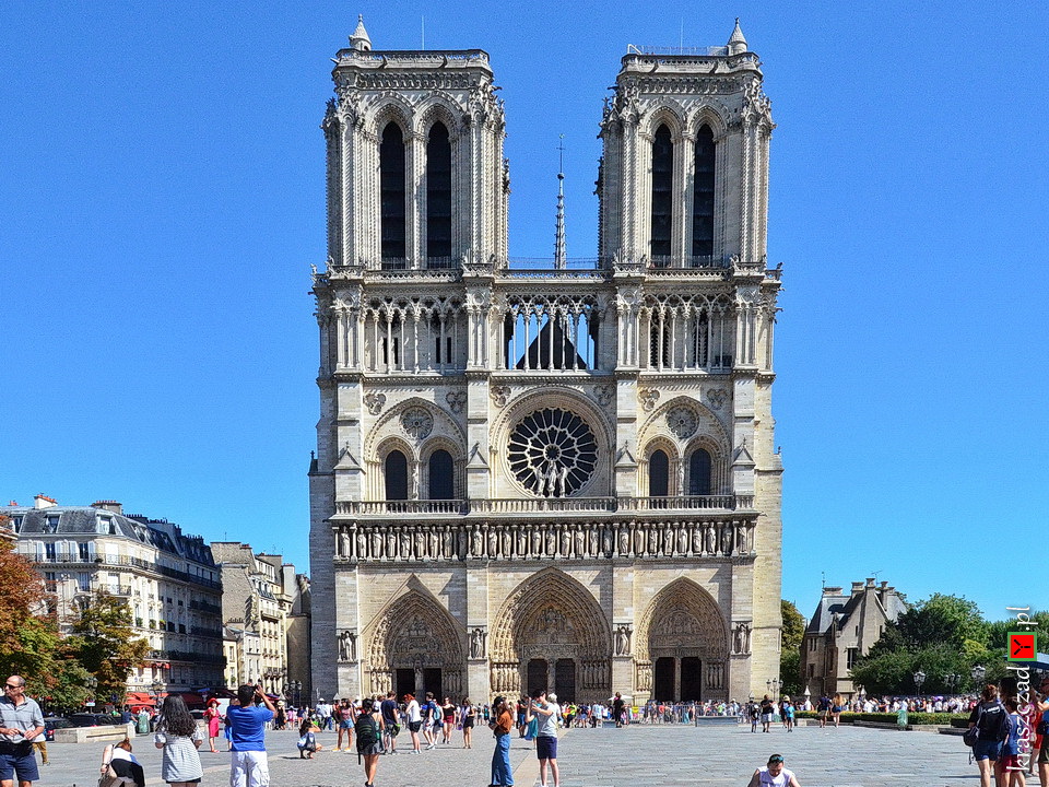 Turyści bez namordników przed jeszcze niespaloną katedrą Notre-Dame w Paryżu w 2018 roku